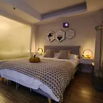 Qiya Luxury Apartment Lujiazui Beiyangjing Subway Station Branch