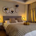 Qiya Luxury Apartment Lujiazui Beiyangjing Subway Station Branch