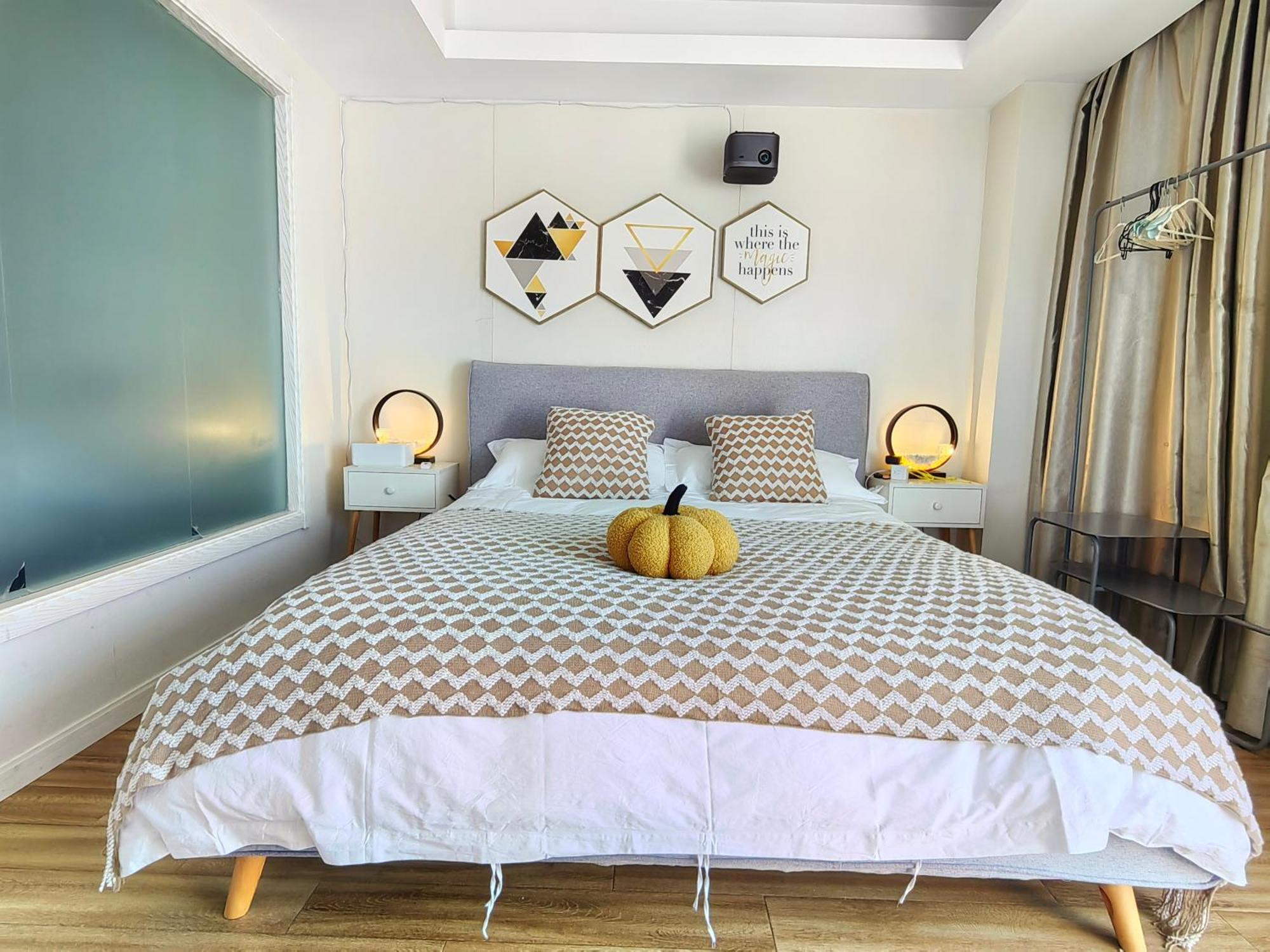 Qiya Luxury Lujiazui Beiyangjing Subway Station Branch Apartment *