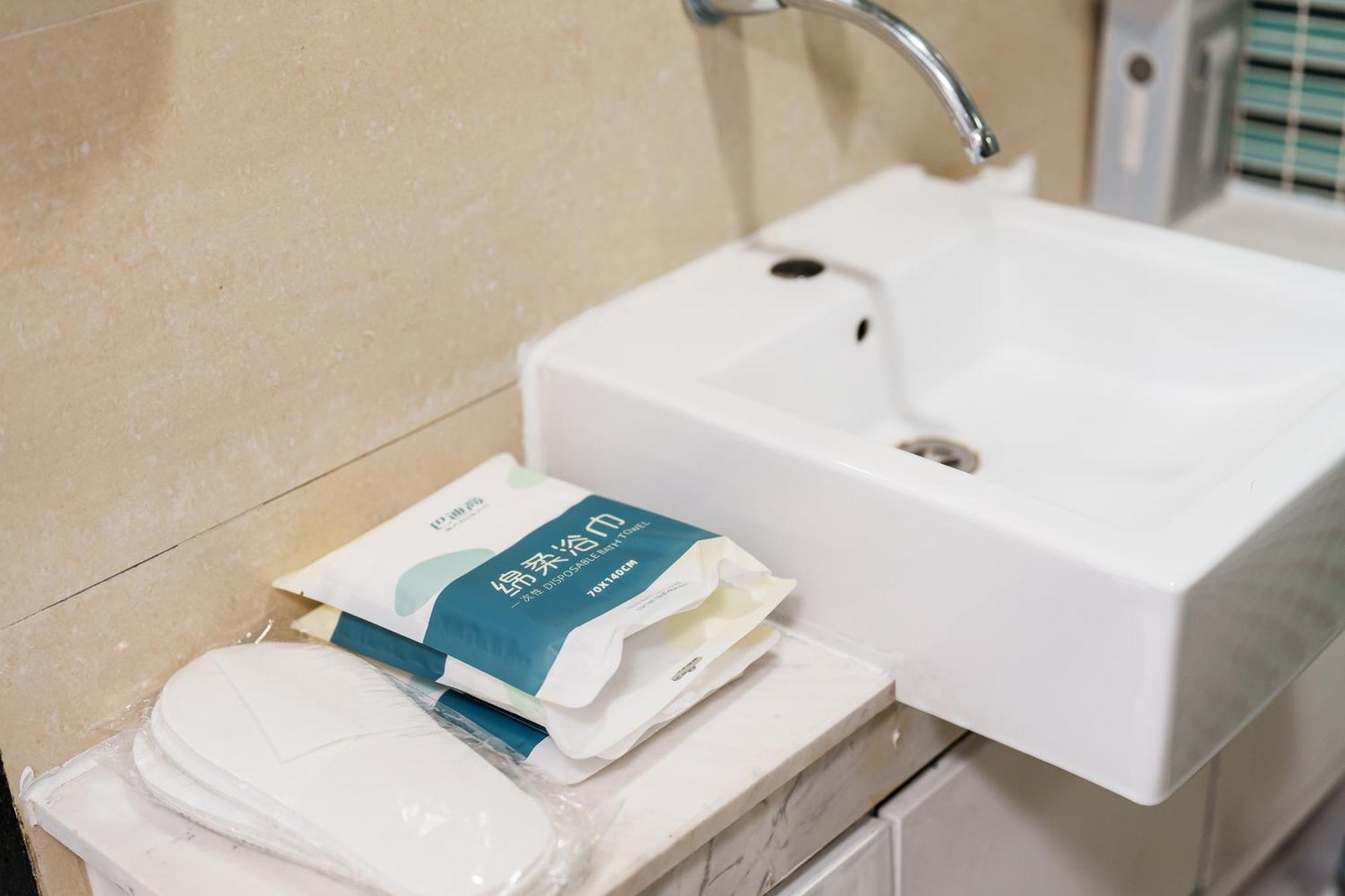 Qiya Luxury Lujiazui Beiyangjing Subway Station Branch Apartment Shanghai