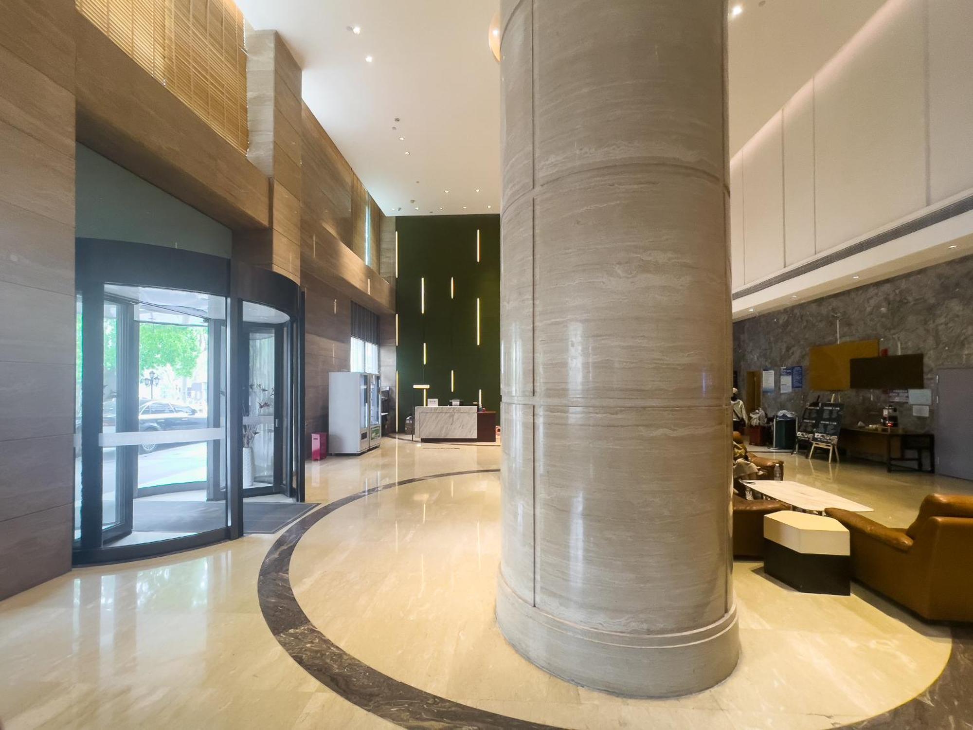 Qiya Luxury Lujiazui Beiyangjing Subway Station Branch * Shanghai