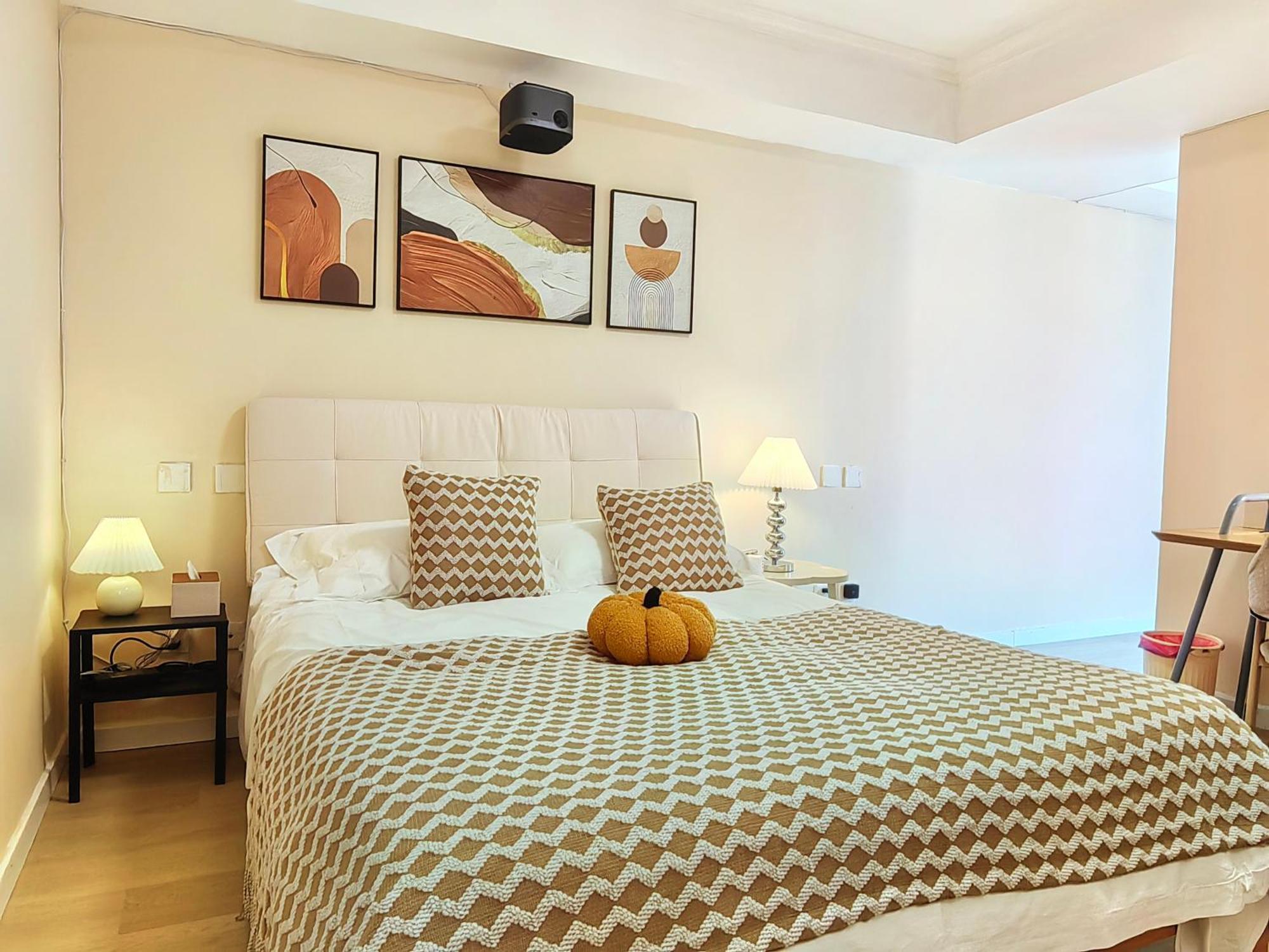 Qiya Luxury Lujiazui Beiyangjing Subway Station Branch Apartment Shanghai