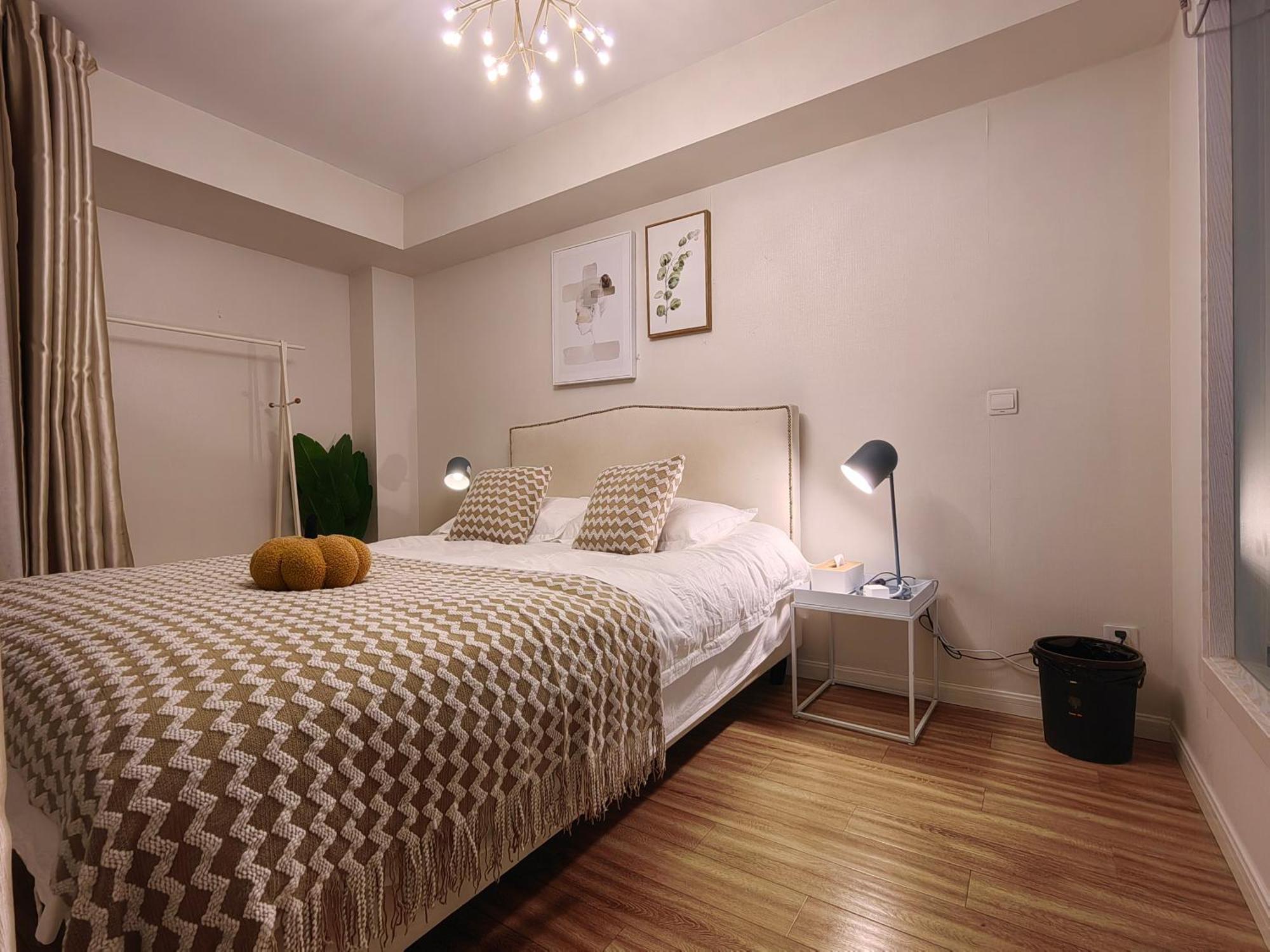 Qiya Luxury Lujiazui Beiyangjing Subway Station Branch Apartment *