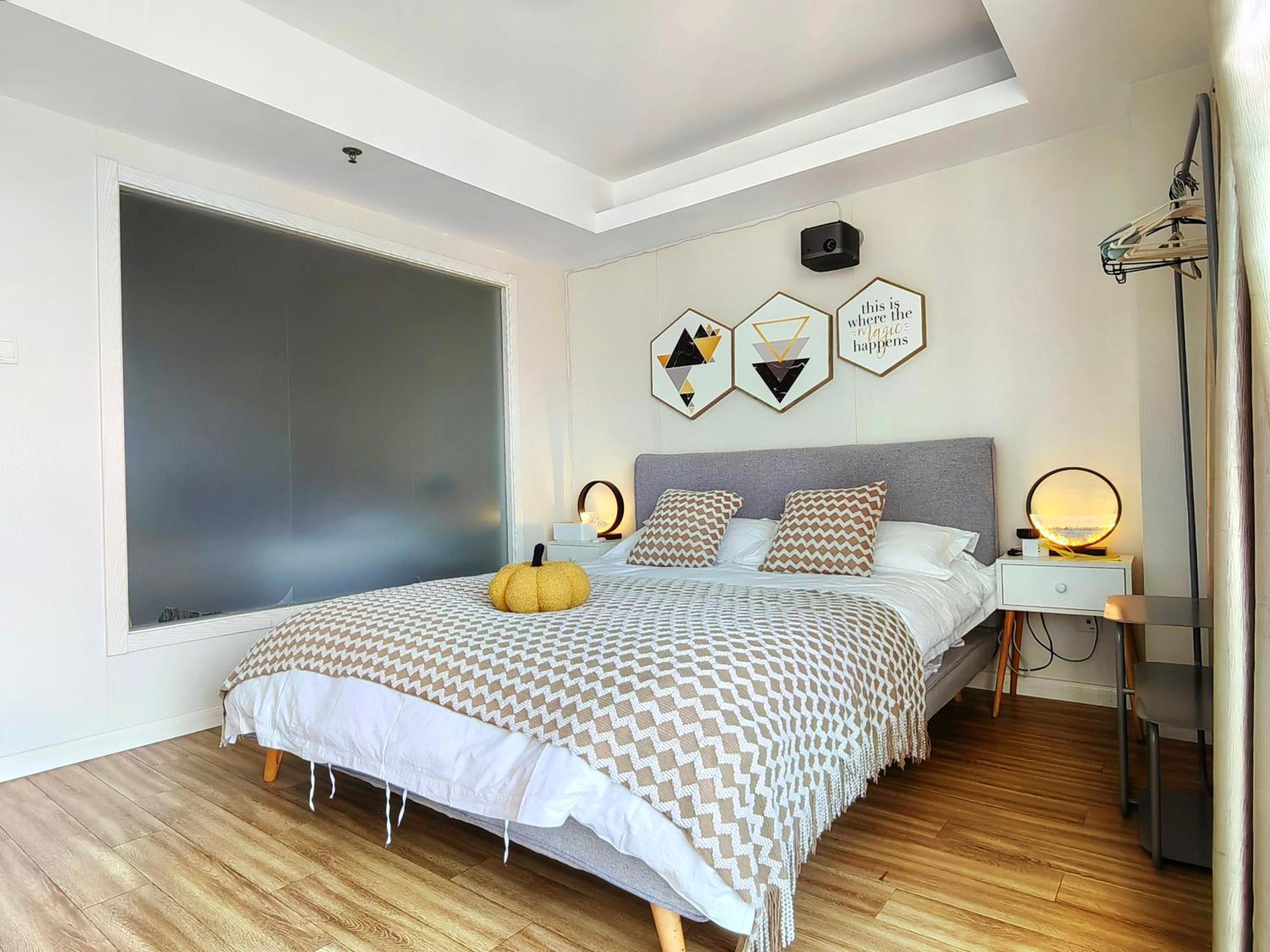 Qiya Luxury Lujiazui Beiyangjing Subway Station Branch *