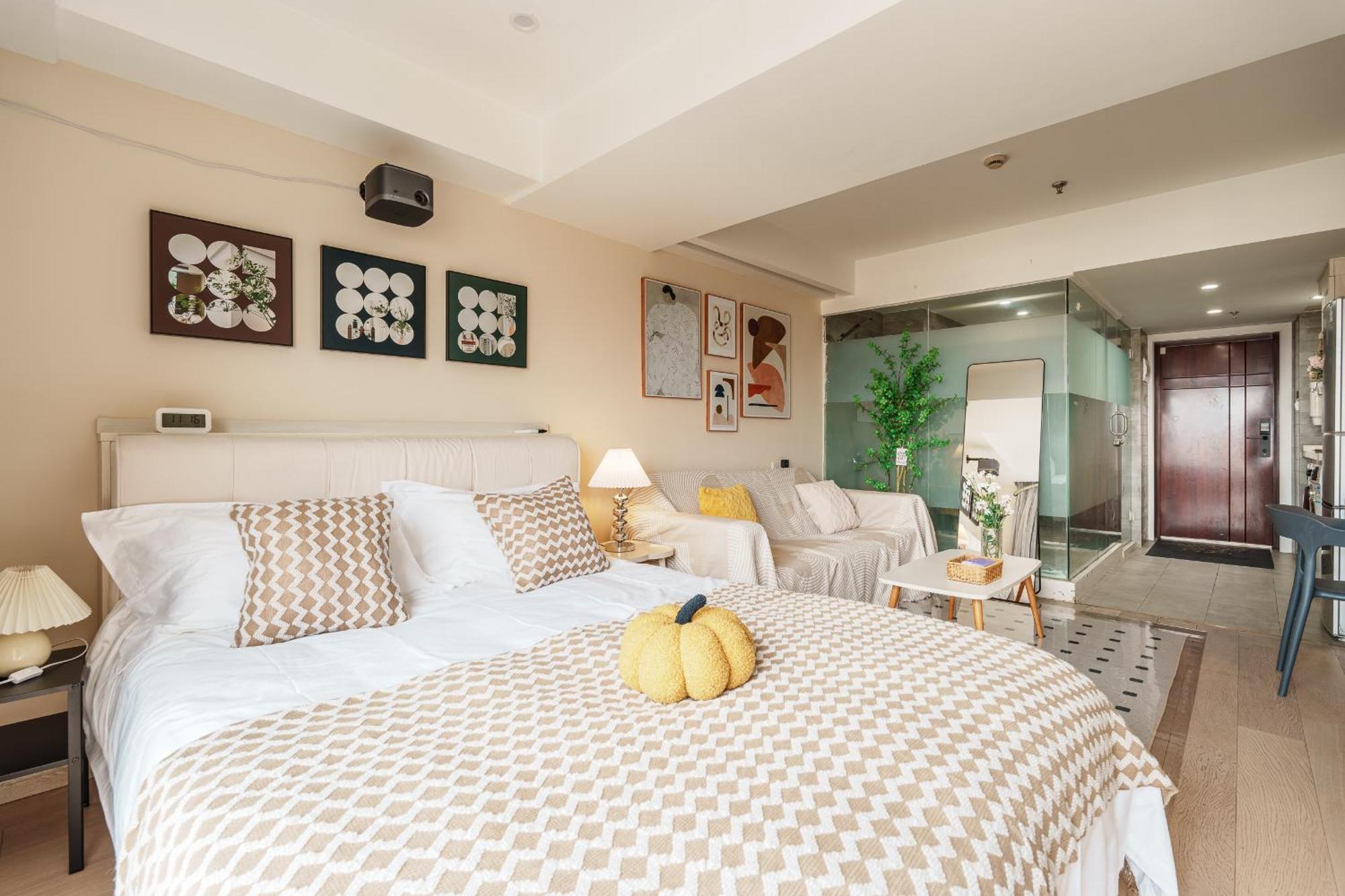 Qiya Luxury Lujiazui Beiyangjing Subway Station Branch Apartment Shanghai