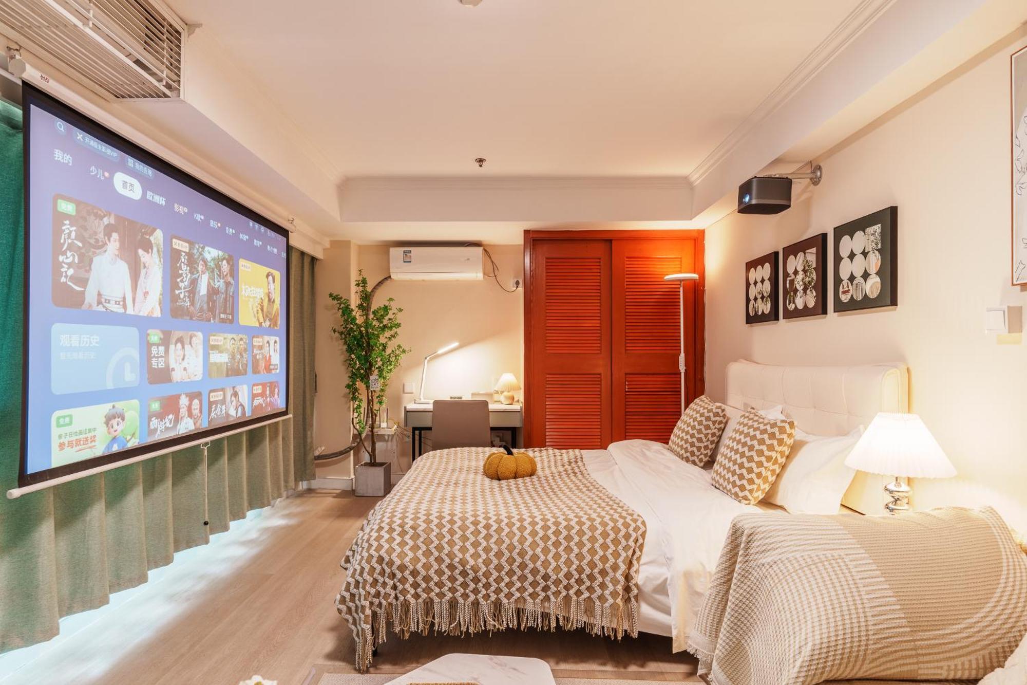 Qiya Luxury Lujiazui Beiyangjing Subway Station Branch Apartment Shanghai