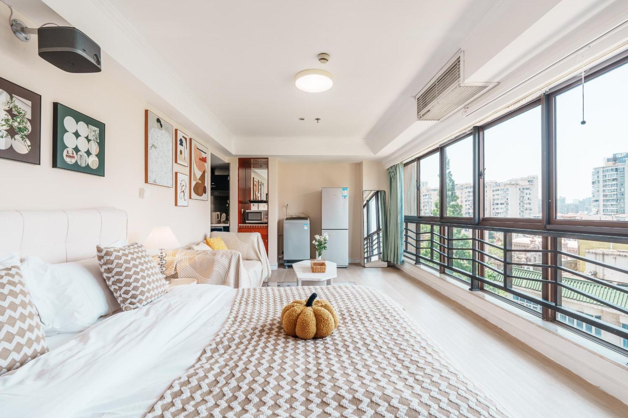 Qiya Luxury Lujiazui Beiyangjing Subway Station Branch Apartment Shanghai