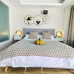 Qiya Luxury Apartment Lujiazui Beiyangjing Subway Station Branch